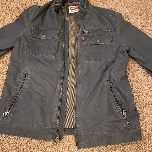 Levi jacket! This jacket is super lightweight - Picture 2 of 3